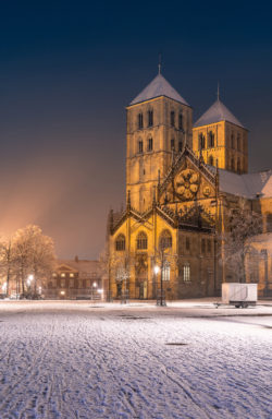 Der St.-Paulus-Dom in Münster erstrahlt in nächtlicher Winterpracht, umhüllt von einer frischen Schneedecke, festgehalten von Sascha Talke.