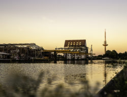 Die Osmohallen im Stadthafen von Münster mit dem Fernsehturm im Hintergrund bei Sonnenuntergang, fotografiert von Sascha Talke.