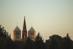 Ansicht der Kirchtürme von St. Lamberti und St.-Paulus-Dom in Münster während des Sonnenuntergangs, fotografiert von Jonas Hofmann.