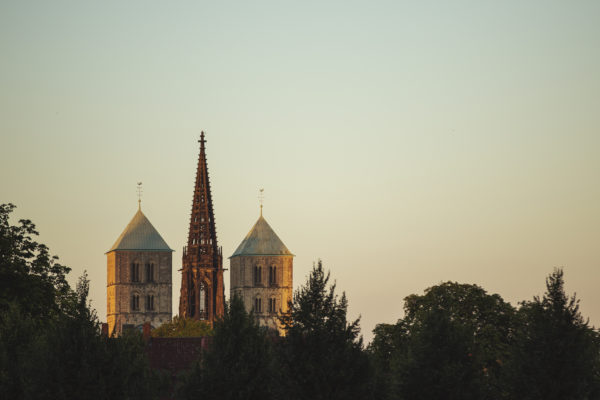 Ansicht der Kirchtürme von St. Lamberti und St.-Paulus-Dom in Münster während des Sonnenuntergangs, fotografiert von Jonas Hofmann.