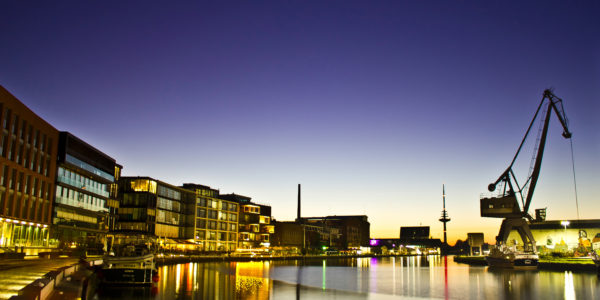 Die blaue Stunde am Stadthafen Münster mit Hafen-Kran und Fernsehturm, fotografiert von Jonas Hofmann.