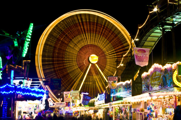 Blick auf das leuchtende Riesenrad und die belebten Stände des Münster Sends bei Nacht, festgehalten in einer Langzeitbelichtung von Fotograf Jonas Hofmann von MS4life.