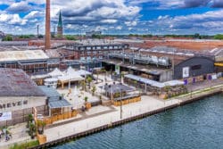 Coconut Beach von oben in Münster / Hafen, Tageslicht mit Wolkenstaffelung – urbaner Strand mit Palmen & Industriecharme