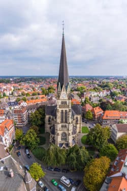 Luftaufnahme der Kreuzkirche im Kreuzviertel Münster mit umliegenden Straßen und Gebäuden