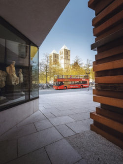 Blick auf den St.-Paulus-Dom in Münster mit einem vorbeifahrenden Münsterbus, festgehalten von Fotograf Thomas Branse.