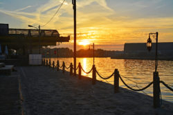 Die Osmohallen im Stadthafen von Münster während eines malerischen Sonnenuntergangs, festgehalten von der Fotografin Birgit Leimann.