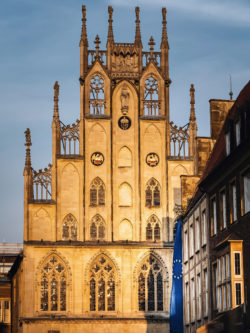 Das historische Rathaus von Münster in der Abendsonne, geschmückt mit der Europaflagge, fotografiert von Thomas Branse.