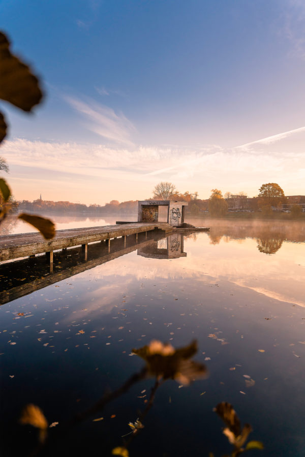 Holzsteg am Aasee in Münster während der Morgendämmerung, fotografiert von Sacha Talke.