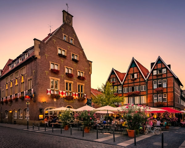 Das Kiepenkerl Restaurant in der Altstadt von Münster bei Abenddämmerung, fotografiert von Thomas Branse, eine Szene voller traditioneller Gastlichkeit.