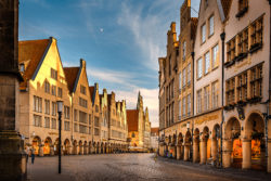 Historische Gebäude am Prinzipalmarkt in Münster bei Sonnenuntergang, aufgenommen von Fotograf Sascha Talke.