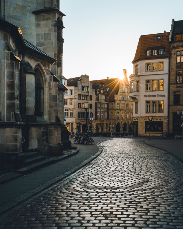 Strahlen der Abendsonne auf dem Alten Steinweg am Alten Fischmarkt in Münster, fotografiert von Sascha Talke, mit Kopfsteinpflaster und historischen Fassaden.