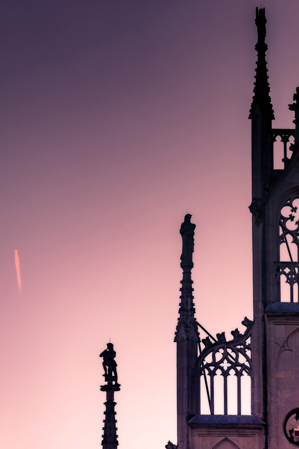 Giebel des historischen Rathauses Münster bei Abenddämmerung mit rosa Himmel.