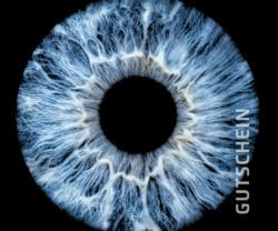 Vorderseite eines Gutscheins mit Nahaufnahme einer Iris als Fotografie.
