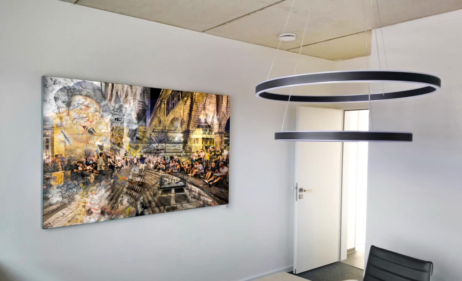 Leuchtbild an der Wand eines Besprechungsraums