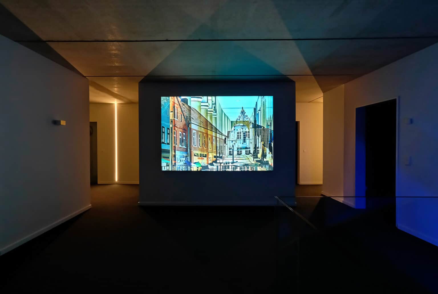 großes Leuchtbild an einer großen Wand im Gebäude der SIGNAL IDUNA Rheine, Stadt-Motiv