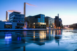 ereister Stadthafen im Winter mit Hafenkäserei und Hafenkran