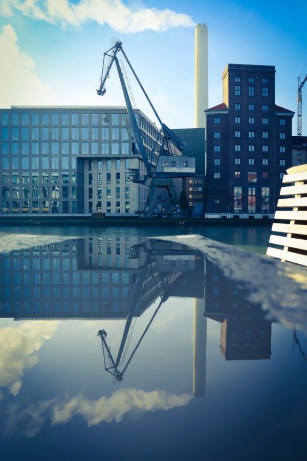 Stadthafen Münster mit Hafenkran und Spiegelungen im Wasser, aufgenommen von Anna Hünker
