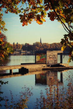 Herbstlicher Aasee in Münster mit Jorge Pardo Pier und Domtürmen im Hintergrund