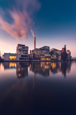 Magenta beleuchteter Stadthafen Münster mit Hafenkäserei und Spiegelungen auf dem Wasser