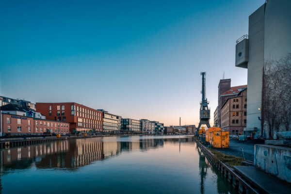 Fotodruck von Münsters Stadthafen mit Hafen-Kran und blauem Himmel