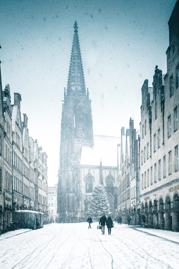 Verschneiter Prinzipalmarkt in Münster mit St. Lamberti Kirche im Hintergrund
