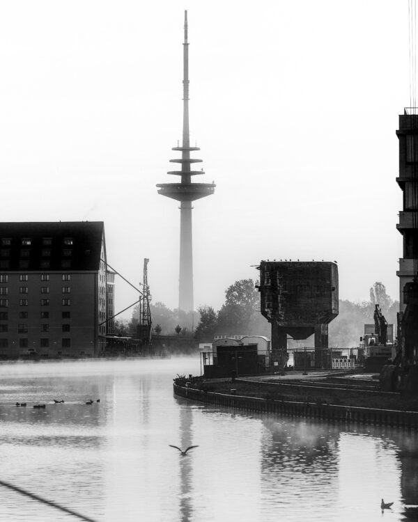 Schwarz-Weiß-Fotografie: Stadthafen Münster mit Fernmeldeturm