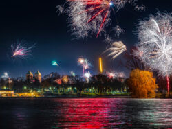 Feuerwerk am Aasee in Münster mit Domtürmen im Hintergrund