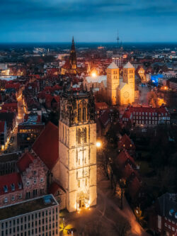 Foto der Münster Altstadt bei Nacht mit Liebfrauen-Überwasserkirche, St.-Paulus-Dom und Lambertikirche