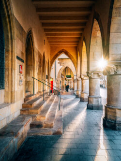 Foto des Prinzipalmarkts in Münster mit Rathaus und Arkaden im Sonnenlicht