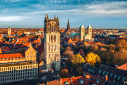 Panoramafoto der Münster Altstadt mit Liebfrauen-Überwasserkirche, St.-Paulus-Dom und Lambertikirche