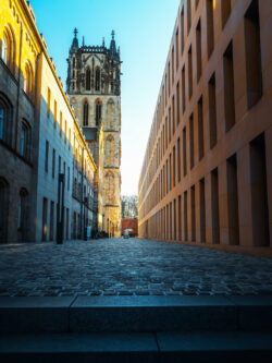 Liebfrauen-Überwasserkirche in Münster, umgeben von IDP-Liudgerhaus und Bibelmuseum der WWU, fotografiert von Thomas Branse.