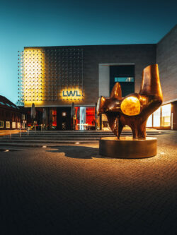 LWL-Museum für Kunst und Kultur in Münster mit warmen Farben und Lichtkunst von Otto Piene