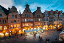 Abendlicher Prinzipalmarkt in Münster mit beleuchteten Arkaden und Kopsteinpflaster