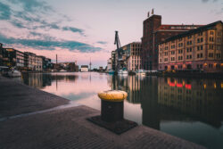 Stadthafen Münster mit Hafen-Kran, Wolfgang Borchert Theater und Fernmeldeturm im Hintergrund