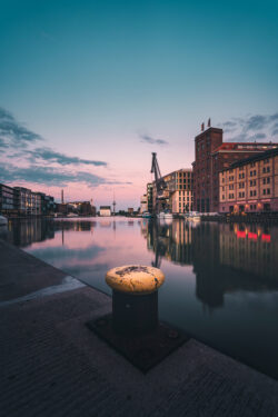 Stadthafen Münster mit Hafen-Kran, Wolfgang Borchert Theater und Fernmeldeturm, rote Leuchtreklame spiegelt sich im Wasser