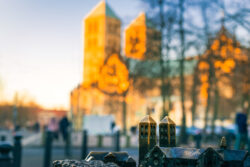 Stadtmodell des St.-Paulus-Dom in Münster mit dem Originalgebäude im Hintergrund