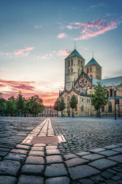 Froschperspektive des Domplatzes mit dem St.-Paulus-Dom im Hintergrund, aufgenommen von Sascha Talke