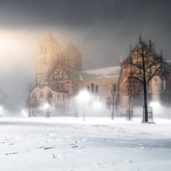 Verschneiter Domplatz mit St.-Paulus-Dom im Hintergrund und Fußspuren im Schnee