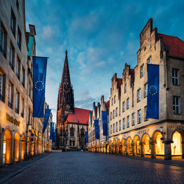 Historische Gebäude am Prinzipalmarkt in Münster mit Lambertikirche im Hintergrund