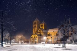 Verschneite Ansicht des St.-Paulus-Doms am Domplatz in der Altstadt von Münster bei Nacht mit Sternenhimmel, aufgenommen von Fotograf Sascha Talke.