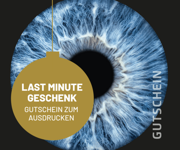 Last-Minute-Gutschein für eine Irisfotografie von feine art Münster, zum Ausdrucken oder per E-Mail, mit detaillierter Darstellung einer blauen Iris im Hintergrund.