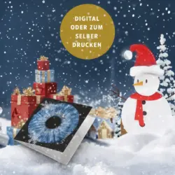 Weihnachts-Geschenkkarte Irisfotografie digital im Schnee, neben Schneemann und Geschenken.